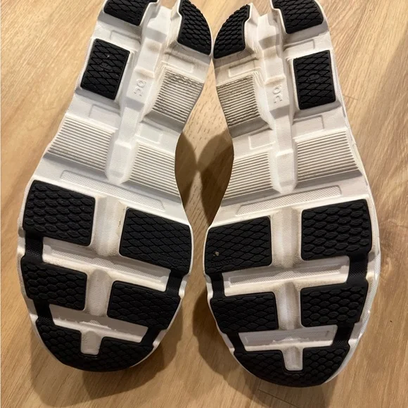 On Cloundmonster 2, M10.5 - Picture 3 of 4